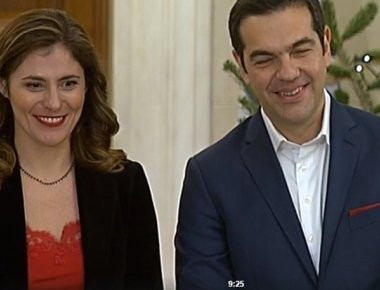 Αλ.Τσίπρας: Άκουσε τα κάλαντα από δύο πολιτιστικούς Συλλόγους στο Μέγαρο Μαξίμου (φωτό, βίντεο)